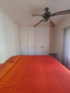 een slaapkamer met een bed met een plafondventilator bij Lifestyl Cottage in Cape Town
