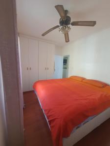 een slaapkamer met een bed en een plafondventilator bij Lifestyl Cottage in Cape Town