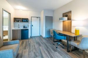 Kuchyň nebo kuchyňský kout v ubytování Comfort Suites + 17 fotografií