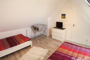 Postel nebo postele na pokoji v ubytování 37 Ferienwohnung an der Reiterkoppel 45b OG