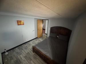 Un dormitorio pequeño con una cama en una habitación. en Beautiful two bedroom house, en Lake Wales