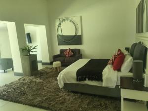 una camera da letto con un letto grande e un divano di Diepkloof eco Guest Farm a Burgersdorp