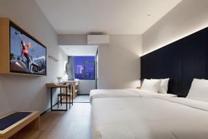 成都市にあるMcsrh Hotel-Chengdu Jianshe Roadのベッド2台と薄型テレビ付きのホテルの部屋