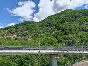 Vista generica sulle montagne o vista sulle montagne dall'interno dell'appartamento