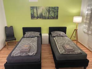 Postel nebo postele na pokoji v ubytování Exklusives Zimmer mit geteiltem Bad und Küche OM