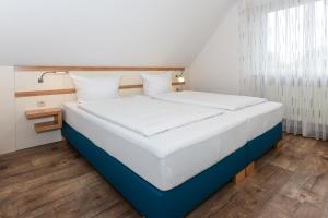 Postel nebo postele na pokoji v ubytování Haus zum Seehund FeWo Seehund 2