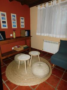 sala de estar con 2 mesas y sofá en Casas Rurales Cimera yBrincalobitos, en Hoyos del Espino