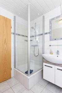 ベンサージールにあるHaus Hafeneck FeWo im Wattのシャワーと洗面台付きのバスルーム