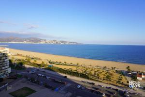 a view of a beach and the ocean at Holidays 15K Empuriabrava in Empuriabrava +13 photos