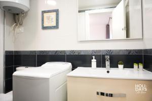 a bathroom with a toilet and a sink at Holidays 15K Empuriabrava in Empuriabrava