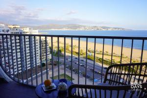 a balcony with a view of a beach and the ocean at Holidays 15K Empuriabrava in Empuriabrava