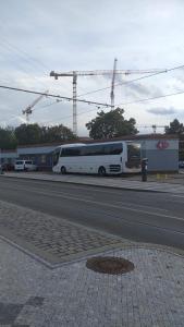 autobus zaparkowany po stronie ulicy w obiekcie Alexis w Pradze