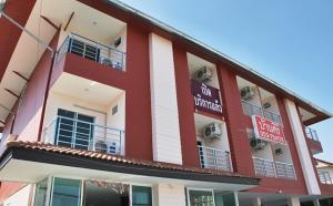 ein rot-weißes Gebäude mit Balkon in der Unterkunft Baansiri Chiangrai in Chiang Rai