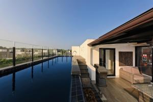 Πισίνα στο ή κοντά στο Laguna Park by Goodman Brokers