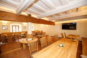 Restaurace v ubytování Pension U Farní školy + 24 fotografií