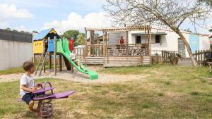 Herní místnost nebo prostor pro děti v ubytování Camping Ushuaïa Villages Le Parc de la Grève