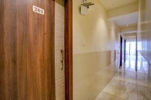 Fotografie z fotogalerie ubytování FabExpress Super 7 Inn - Nr Rabale Station v Bombaji