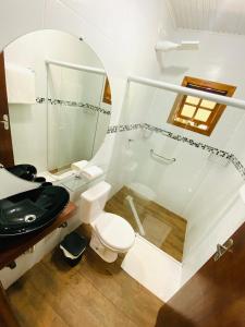 格拉玛多Paraíso dos Ciclistas的带马桶和水槽的浴室