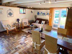 Posezení v ubytování Gîte Breizh piscine ou jacuzzi