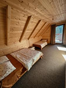 En eller flere senge i et værelse på Bujtina Gentiana 2