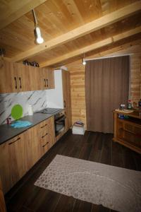 Køkken eller tekøkken på Bujtina Gentiana 2