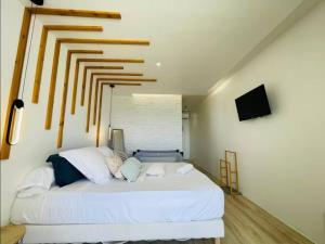 Postel nebo postele na pokoji v ubytování Appartement La Kazaval, vue imprenable sur la mer