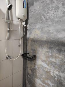 ジョージタウンにあるJomStay At Georgetownの石壁のバスルーム(シャワー付) +35枚の写真