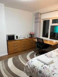 a bedroom with a bed and a desk with a computer at House in city centre with free parking in Cambridge +28 photos