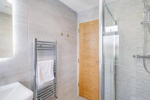 アイバーにあるBright 6 bedroom 3 bath house ideal for Pinewood Studiosのシャワー、トイレ、洗面台を備えたバスルーム +62枚の写真