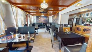a dining room with tables and chairs in a restaurant at Goldener Engel /Pension in Görlitz