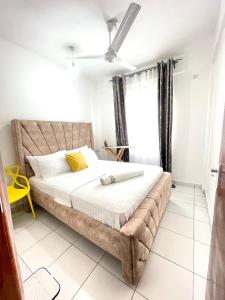 Un dormitorio con una cama grande con una ventana grande. en Comfort Home Two Bedroom Buxton point Mombasa, en Mombasa
