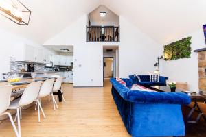 Imagen de la galería de 4 BD Stylish Cottage W Private Pool & hot-tub, en East Stroudsburg