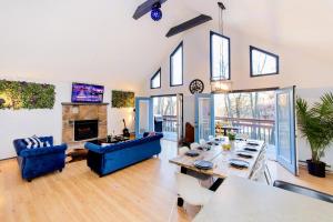 Imagen de la galería de 4 BD Stylish Cottage W Private Pool & hot-tub, en East Stroudsburg