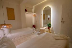 En eller flere senge i et værelse på Luxury 2BHK Escape with Hot Tub