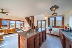 una cocina con una gran isla con encimera en Villa Shanti Ceningan, en Nusa Lembongan