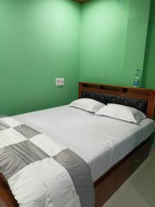 Postel nebo postele na pokoji v ubytování yanki guest house gokarna