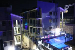 Bazén v ubytování Denver Elysium Apartments and Residences nebo v jeho okolí