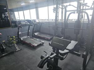 Fitness centrum a/nebo fitness zařízení v ubytování Denver Elysium Apartments and Residences