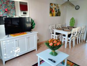 TV a/nebo společenská místnost v ubytování Charmante Maison Duplex en résidence avec piscine à Monflanquin