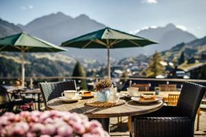 un tavolo con tazze e piatti di cibo su un patio di Hotel Birkenhöhe a Hirschegg
