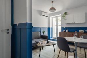 a living room with a couch and a table at Pensjonat Vyspa Gdynia in Gdynia
