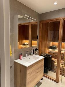 a bathroom with a sink and a mirror at Skogshytte på Skreia in Brattlia