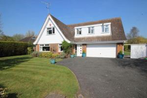 ein weißes Haus mit einer weißen Garage in der Unterkunft Wildwoods - just moments from the beach! in Worth