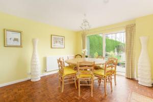 ein Esszimmer mit Tisch und Stühlen in der Unterkunft Wildwoods - just moments from the beach! in Worth