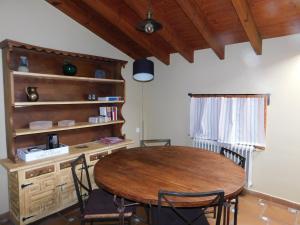 ナバレドンダ・デ・グレドスにあるLa Silla de la Reinaのデスク付きの客室で、テーブルと椅子が備わります。