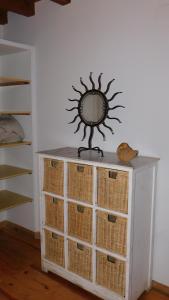 ナバレドンダ・デ・グレドスにあるLa Silla de la Reinaのバスケット付きのドレッサーの上の鏡 +23枚の写真