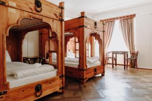 2 Etagenbetten in einem Zimmer mit einem Tisch in der Unterkunft Seldas in Schaffhausen