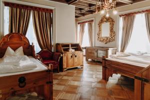 1 Schlafzimmer mit 2 Betten, einem Spiegel und einem Stuhl in der Unterkunft Seldas in Schaffhausen
