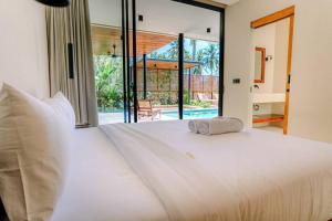 セロング・ベラナクにあるElegant 3 Bdr Villa , beach 3 mins walkの大きな窓付きの客室の白いベッド1台 +29枚の写真