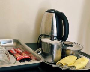 a kitchen counter with a pot and a tray of food at บ้านอยู่ดีโฮมสเตย์ in Ban Hua Khao